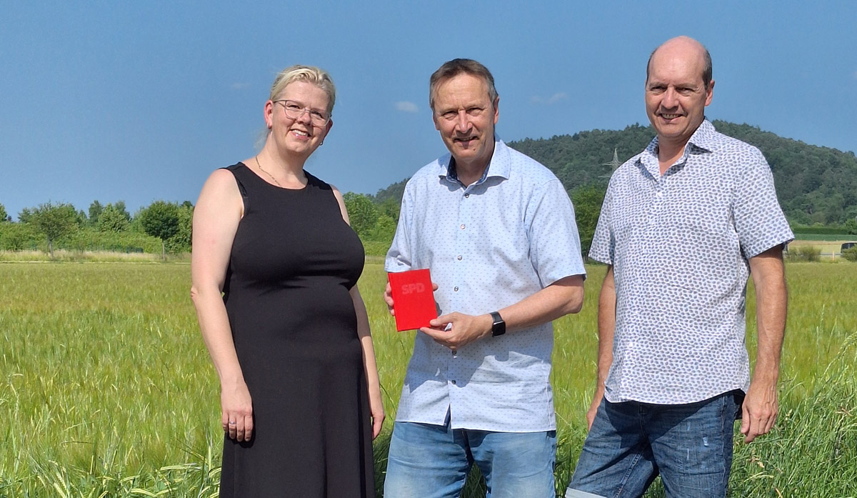 Karin Eichhorn, Gunther Schilling, Detlev Roethlinger (von links) bei der Übergabe des SPD-Parteibuchs