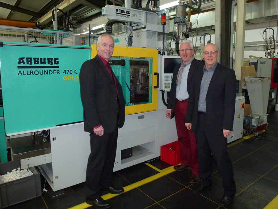 Geschäftsführer Uli Auer erklärt Bürgermeister Albert Ungermann im Beisein von Wolfgang Breidenbach die neuen Produktionsmaschinen
