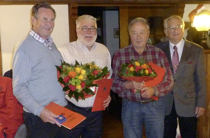 Kommen auf gemeinsam 140 Jahre Mitgliedschaft in der SPD. Von links:  Bernd Becker (50 Jahre), Hans Jürgen Wolfenstädter (40 Jahre) und Alfred Fäth (50 Jahre) – geehrt von Landrat a.D. Karl Eyerkaufer.